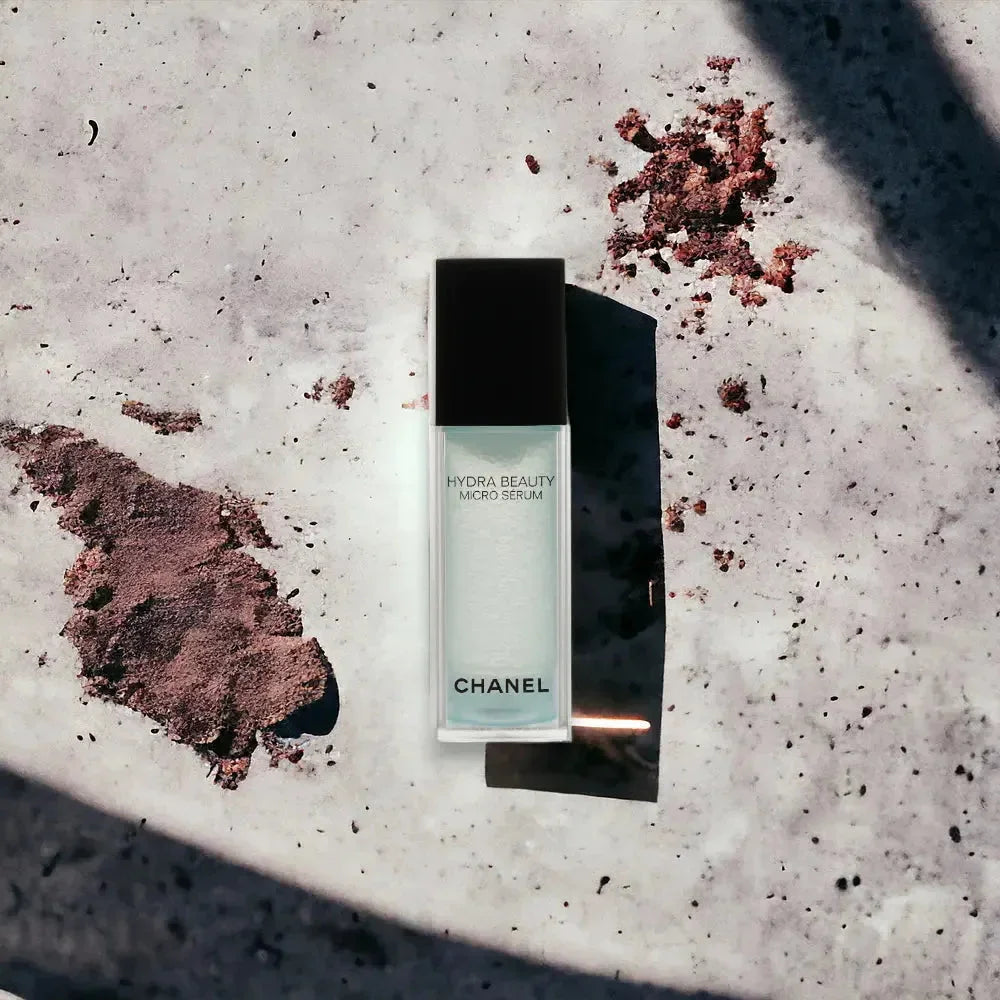 Hydra Beauty Micro Serum von Chanel, eleganter Flakon auf marmoriertem Untergrund