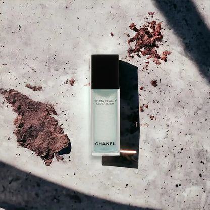Hydra Beauty Micro Serum von Chanel, eleganter Flakon auf marmoriertem Untergrund