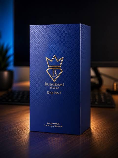 Blaue Luxus-Parfümverpackung von Bujairami Sydney Drip No.7 auf einem Holztisch