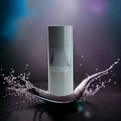 Invictus Deodorant Spray für Herren vor dunklem, spritzigem Hintergrund, luxuriös inszeniert