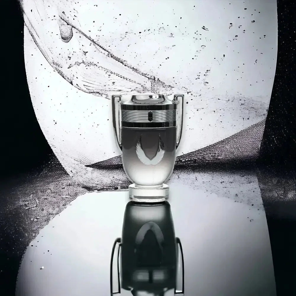 Elegantes Herrenparfum in silbernem Flakon vor abstraktem Hintergrund, moderne Duftkomposition