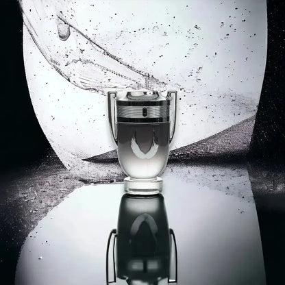 Elegantes Herrenparfum in silbernem Flakon vor abstraktem Hintergrund, moderne Duftkomposition