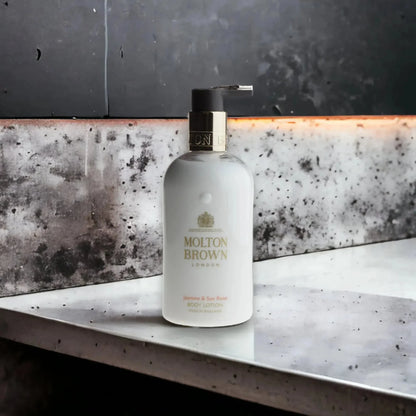 Molton Brown Jasmine & Sun Rose Körperlotion auf Marmortisch, luxuriöse Pflege für Damen
