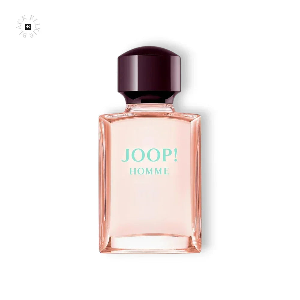 Ein rechteckiger Flakon des Joop! Homme Parfums mit rosa Flüssigkeit und dunklem Verschluss.