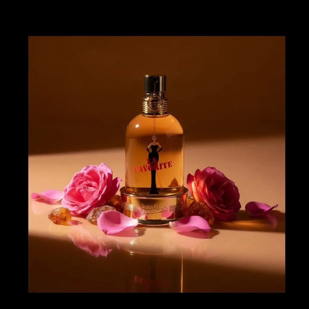 BLACK ELIXIR La Favorite Eau de Parfum Flakon mit rosa Rosen und Harzkristallen auf spiegelndem Untergrund