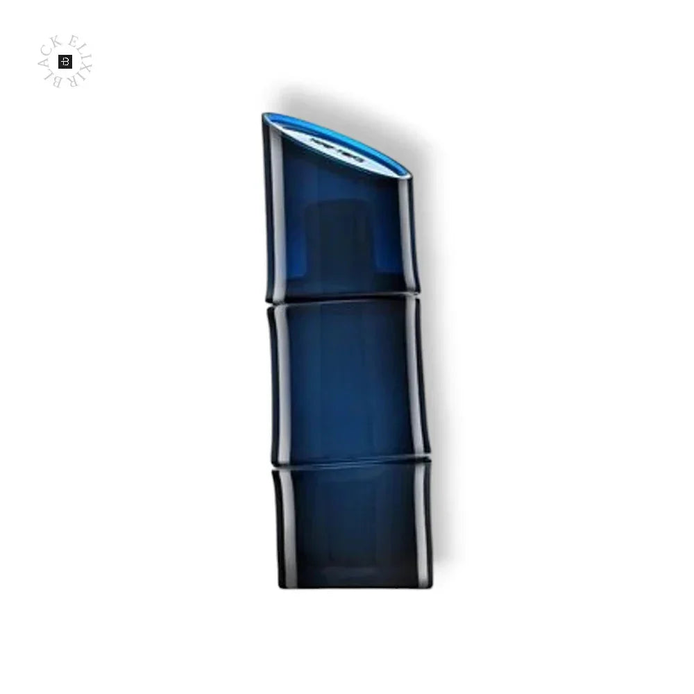 Dunkelblauer Parfumflakon in Bambusform auf weißem Hintergrund, Herrenduft, elegant