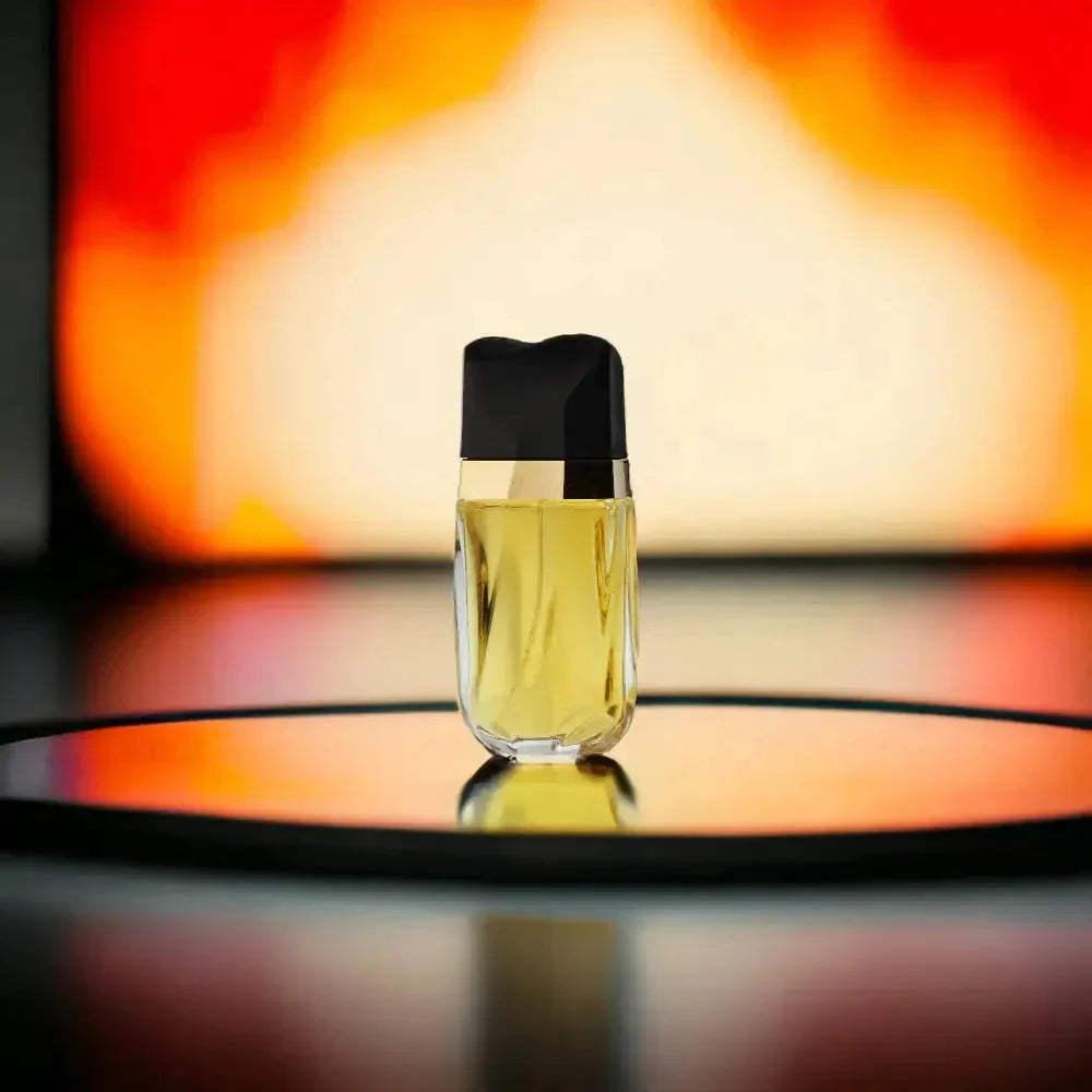 Edles Parfumflakon mit gelblicher Flüssigkeit, moderner schwarzer Verschluss, luxuriöser Look