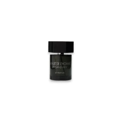 La Nuit de L'Homme Herrenparfum in elegantem schwarzem Flakon vor weißem Hintergrund