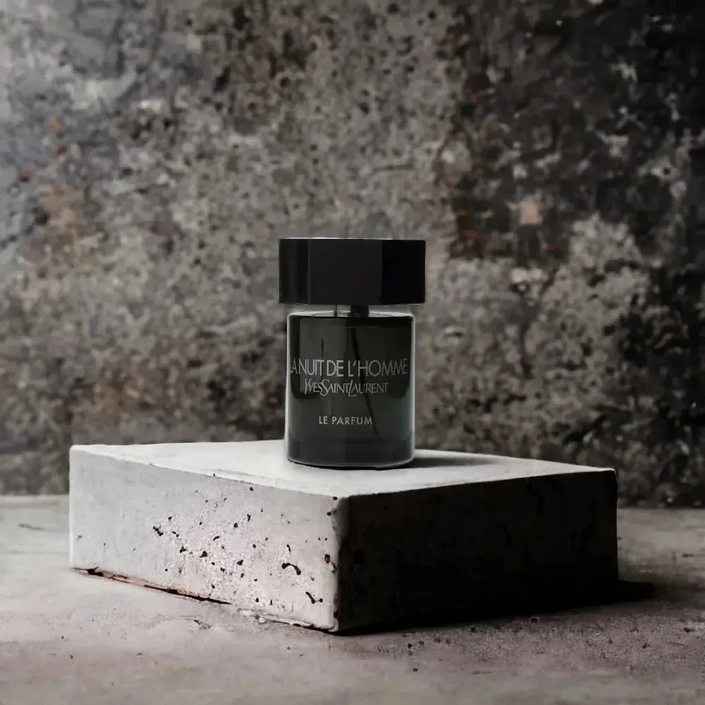 La Nuit de L'Homme Herrenparfum Flakon auf Steinblock, luxuriöser Duft, modernes Produktfoto