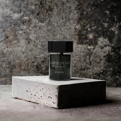 La Nuit de L'Homme Herrenparfum Flakon auf Steinblock, luxuriöser Duft, modernes Produktfoto