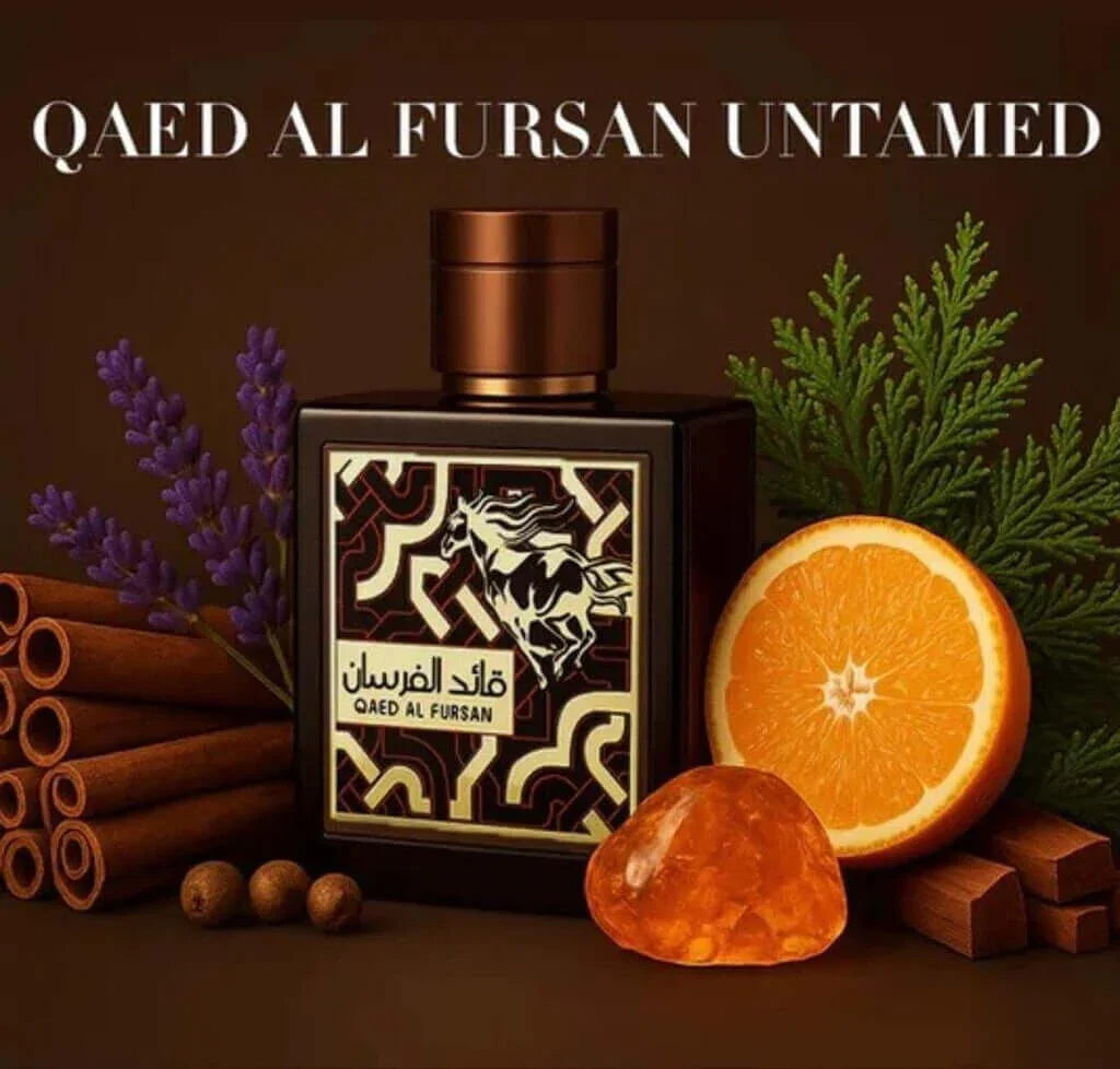 Parfumflakon mit orientalischem Muster, daneben Orange, Zimt, Amber und Lavendel.