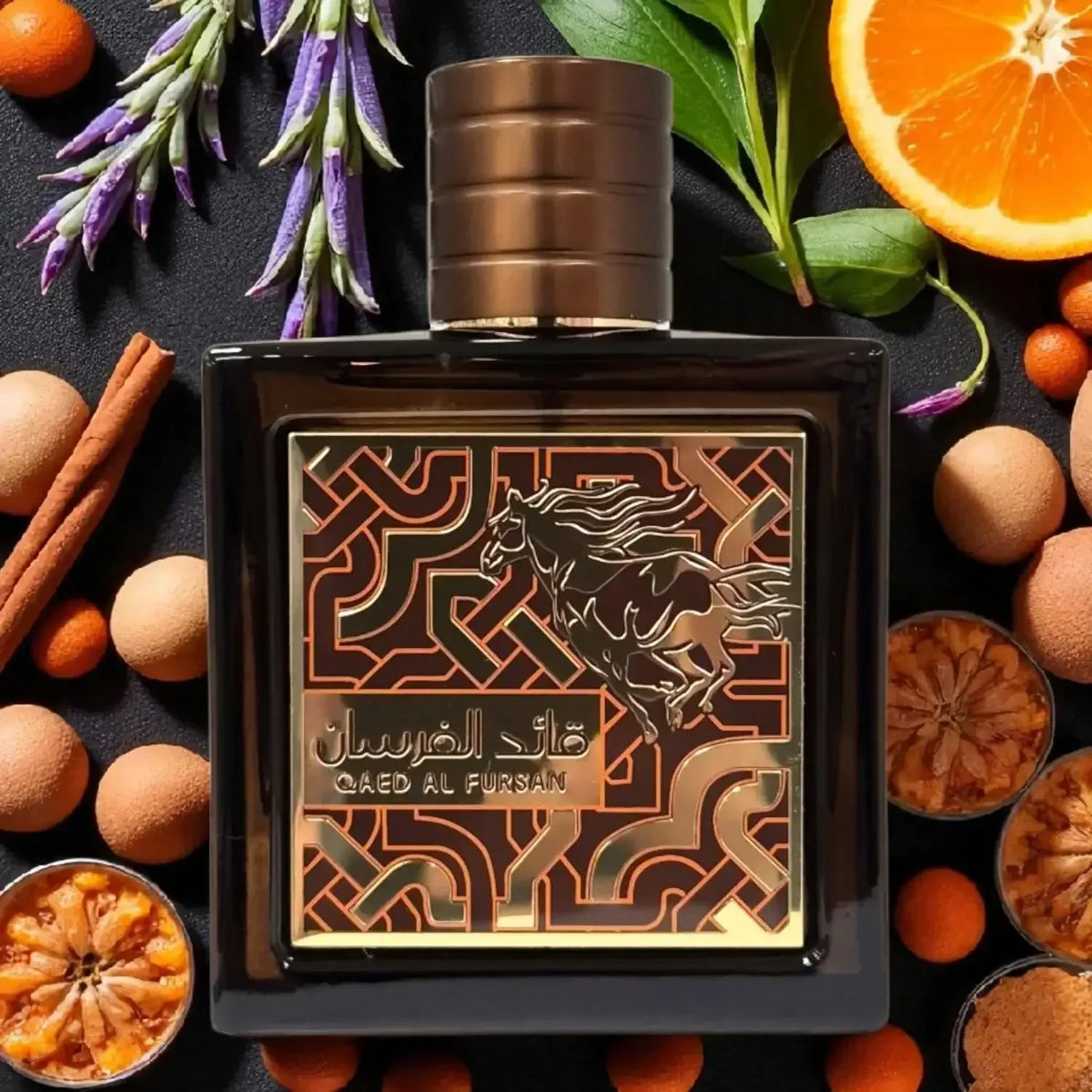 Luxus Damen- und Herrenparfum, edler Flakon mit goldener Verzierung, umgeben von Gewürzen und Zitrusfrüchten