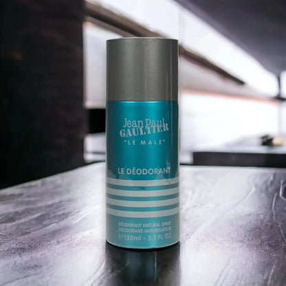 Le Male Deodorant Spray in türkisblauer Dose, moderner Hintergrund, exklusives Herrenparfüm