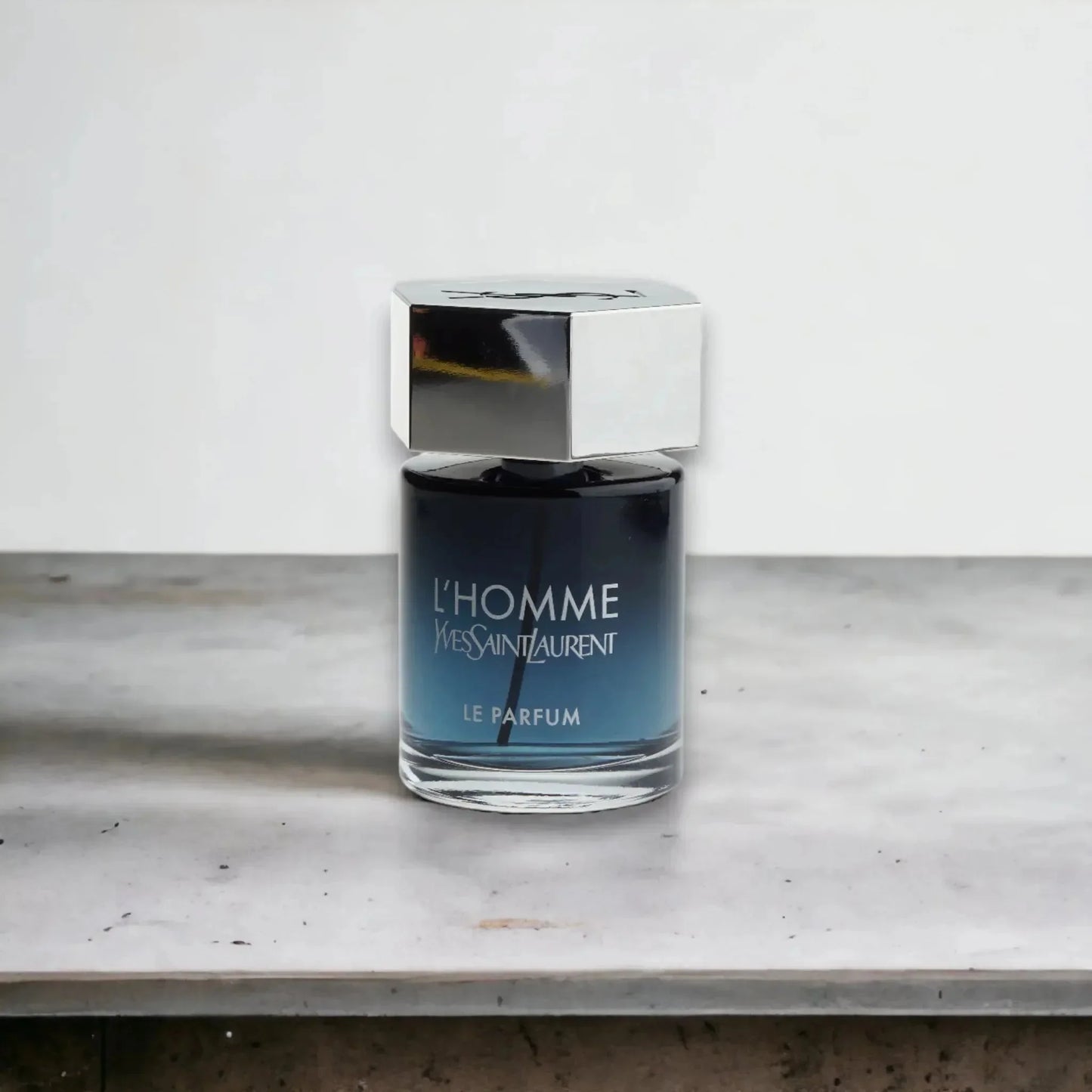 L'Homme Le Parfum Flakon für Herren mit silbernem Deckel auf Marmoroberfläche