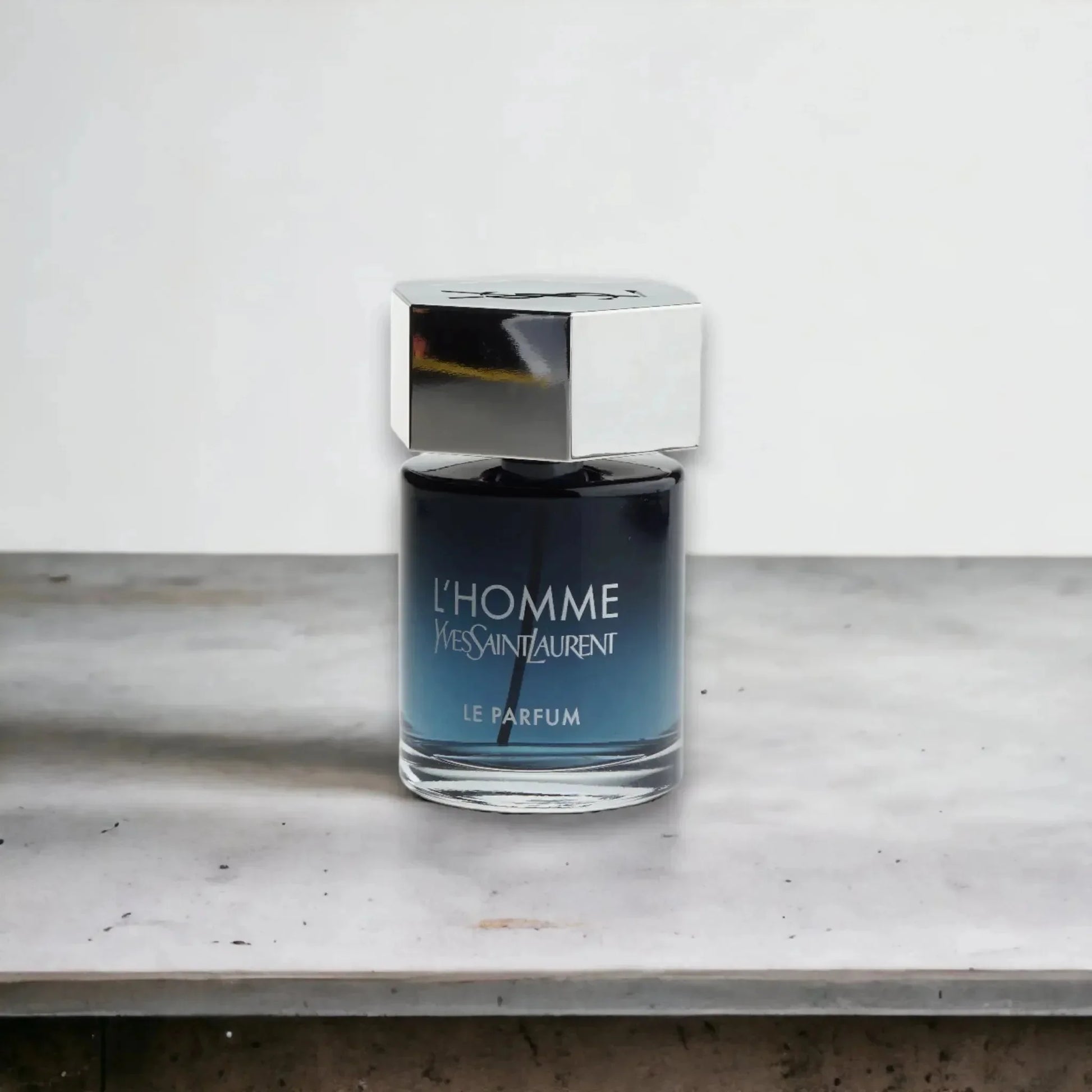 L'Homme Le Parfum Flakon für Herren mit silbernem Deckel auf Marmoroberfläche