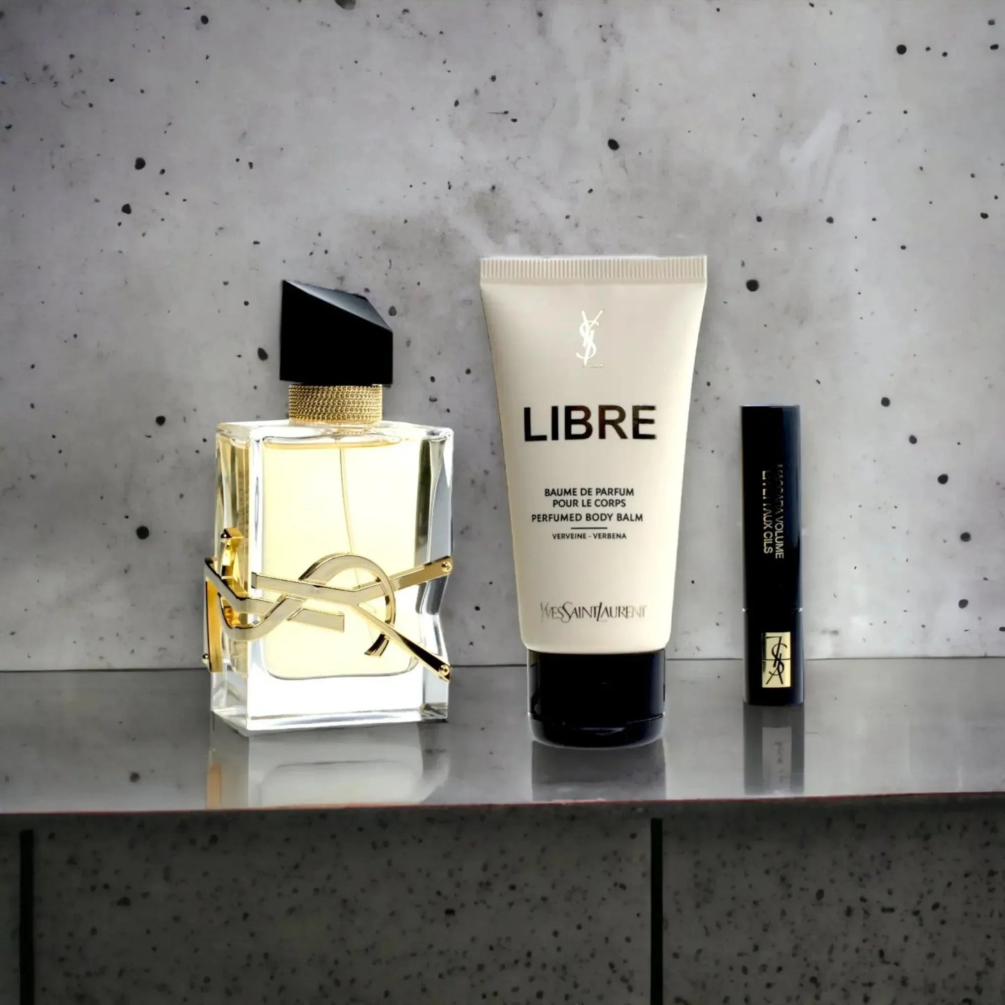 Geschenkset mit Parfumflakon, Körperbalsam und Miniatur, modernes Luxusparfum-Design