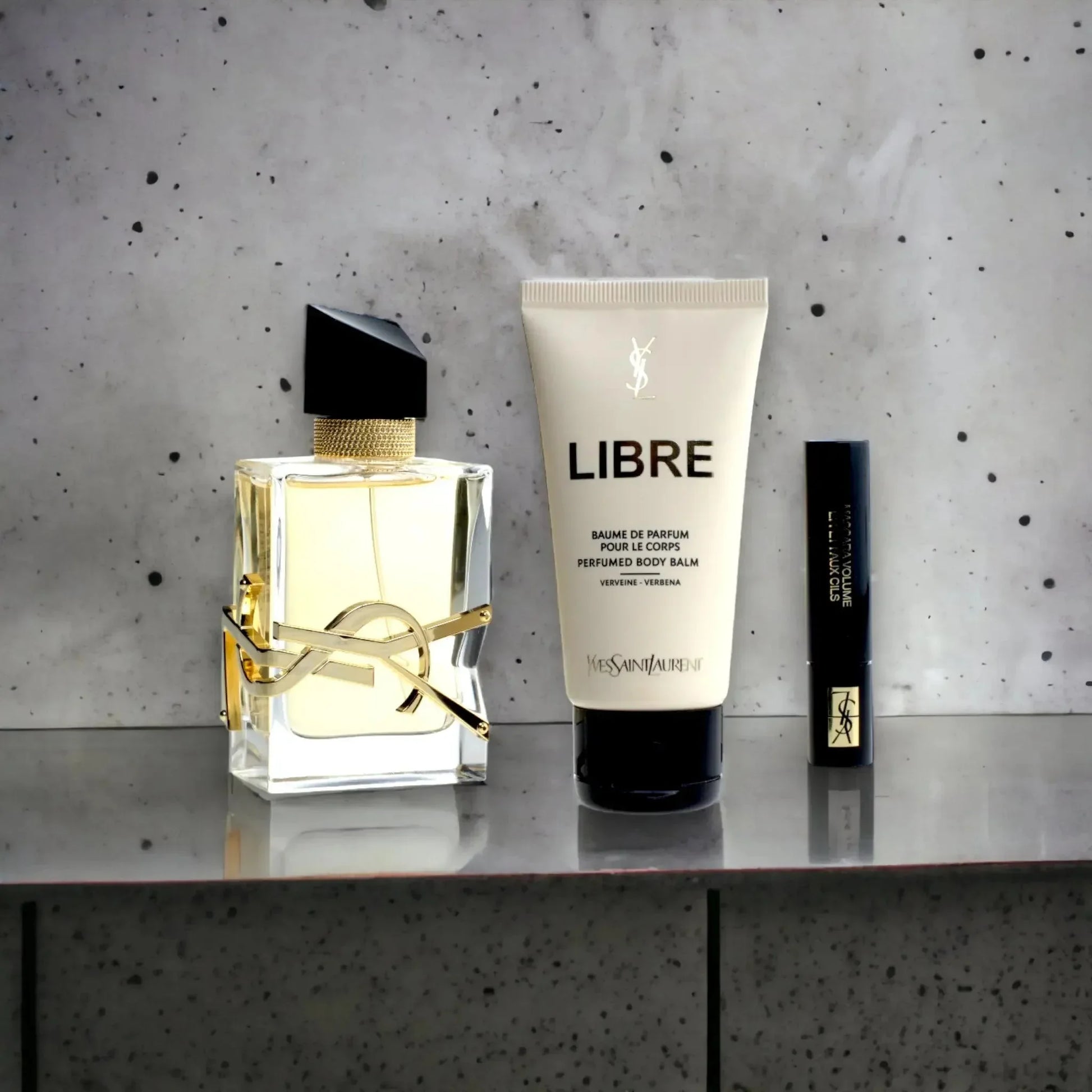 Geschenkset mit Parfumflakon, Körperbalsam und Miniatur, modernes Luxusparfum-Design