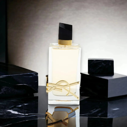 Luxusparfum-Flakon mit goldener Verzierung, schwarzem Deckel und elegantem Design auf Marmor