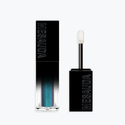 Flüssiger Lidschatten in Schwarz mit schimmerndem Applikator, Nahaufnahme, Eye Make-up