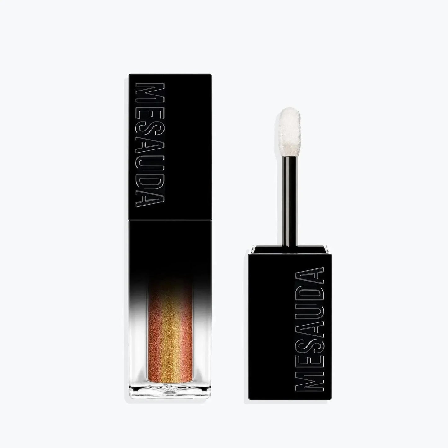 Flüssiger Lidschatten in Schwarz-Gold Verpackung mit Applikator auf hellem Hintergrund