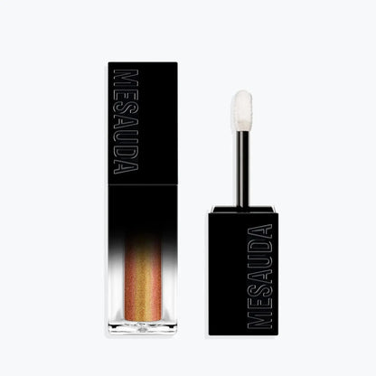 Flüssiger Lidschatten in Schwarz-Gold Verpackung mit Applikator auf hellem Hintergrund