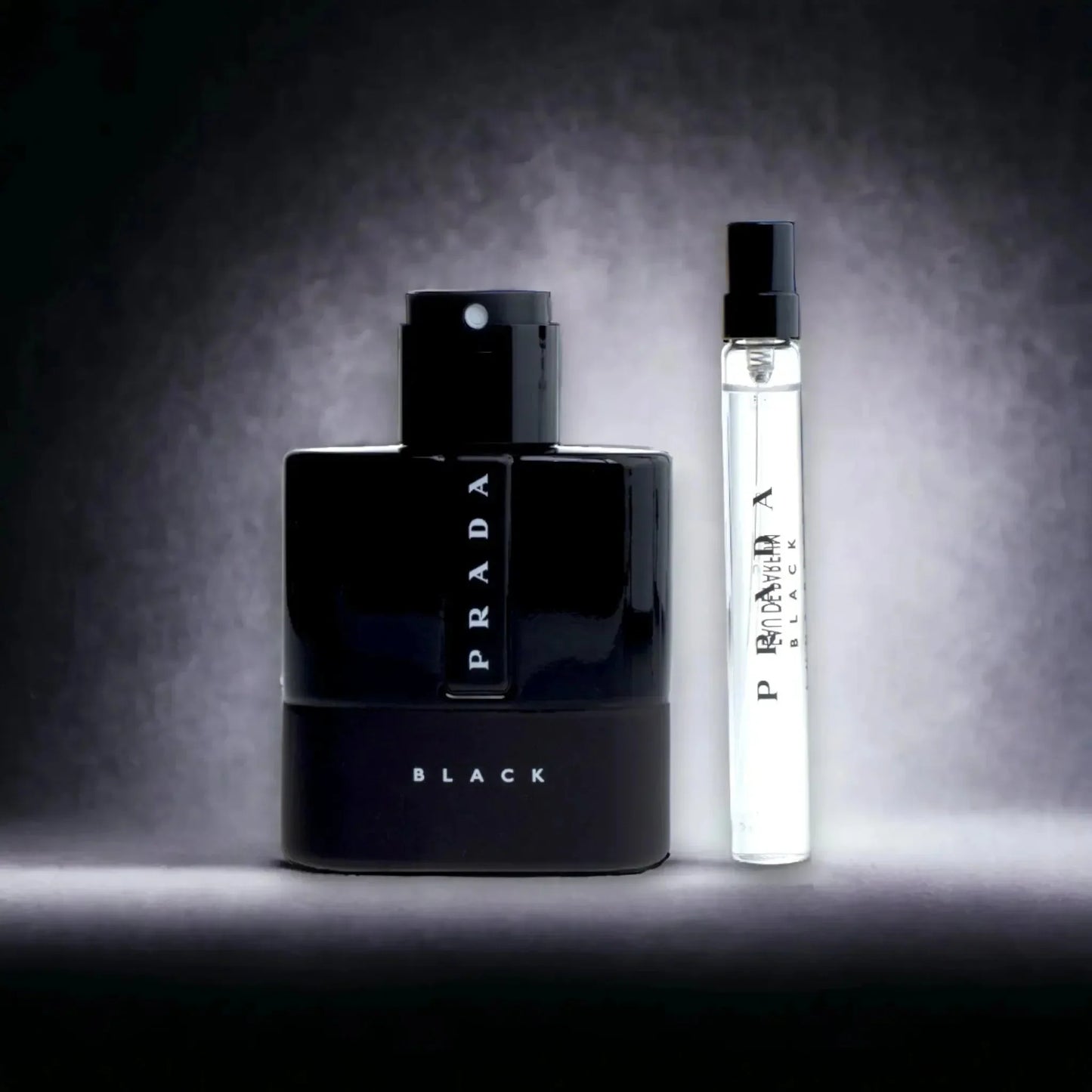 Prada Black Duftset mit schwarzem Flakon und Reisegröße, edles Herrenparfum vor dunklem Hintergrund