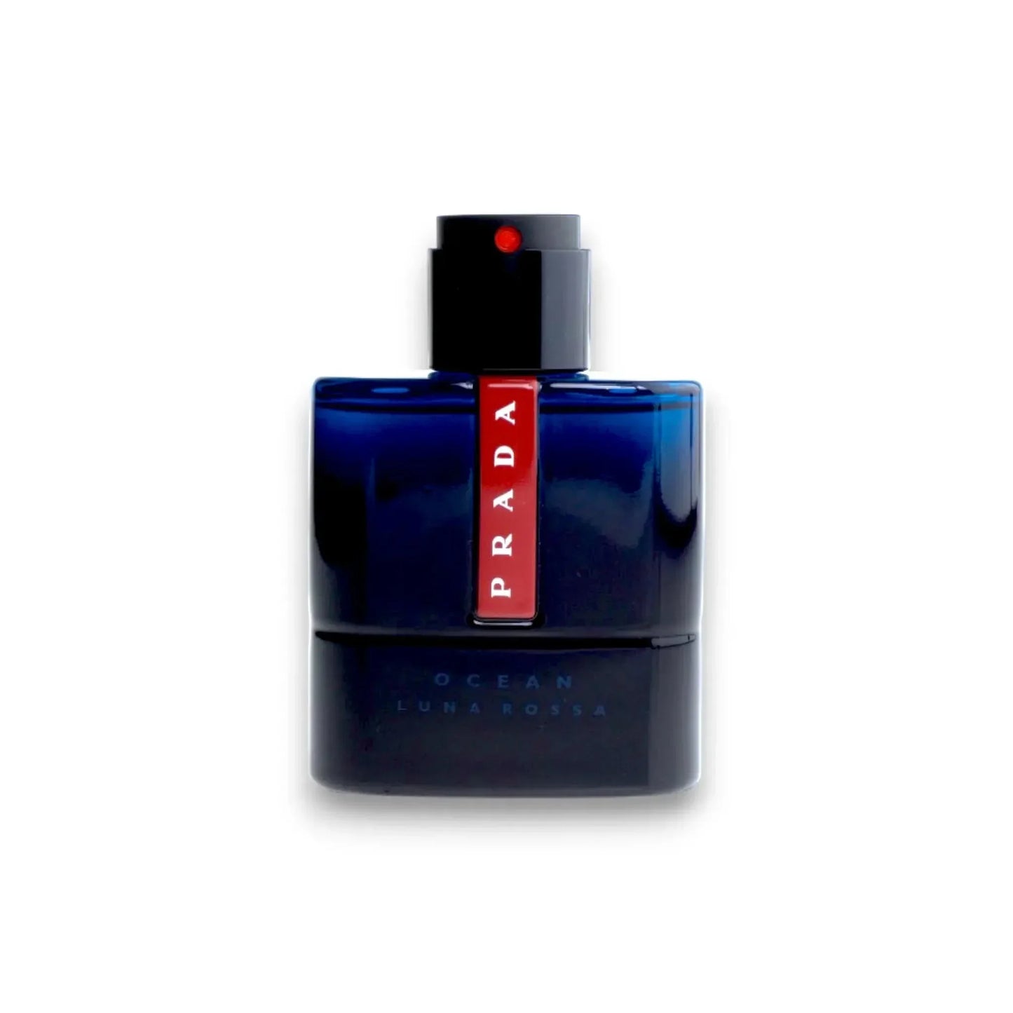 Dunkelblauer Flakon eines Eau de Toilette mit rotem Streifen und weißer Aufschrift auf weißem Hintergrund.