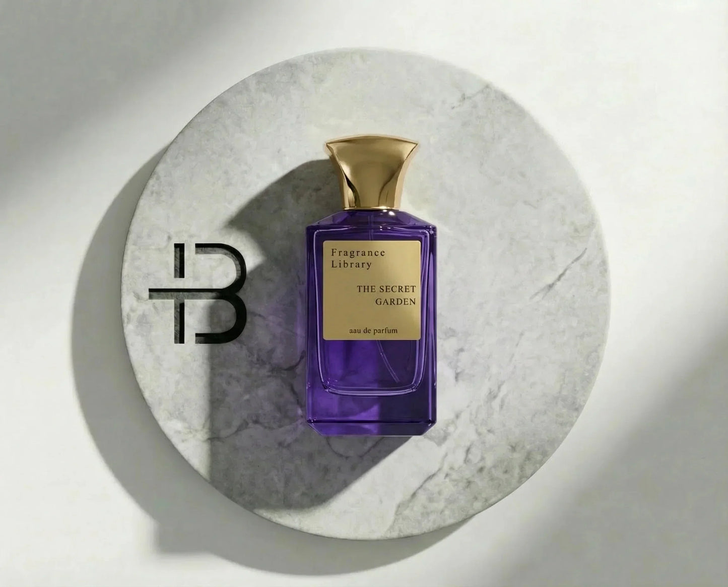 Luxusparfum in violettem Flakon mit goldener Kappe auf Marmorplatte, edles Design