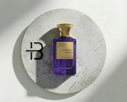 Luxusparfum in violettem Flakon mit goldener Kappe auf Marmorplatte, edles Design