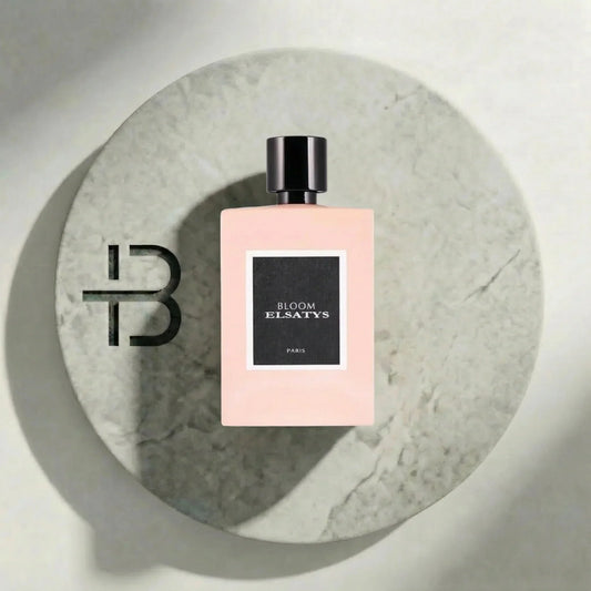 Luxuriöses Parfum BLOOM ELSATYS Paris, rosa Flakon auf Marmorplatte, exklusiver Damenduft