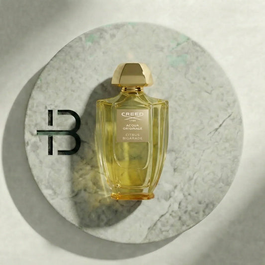 Luxusparfum Flakon mit goldener Kappe auf rundem Steinteller, edles Parfüm für Damen und Herren