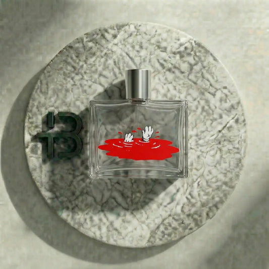 Luxus Parfumflakon mit silbernem Deckel und künstlerischem roten Motiv auf Marmorplatte