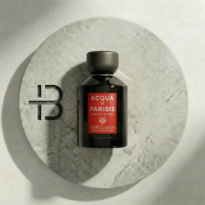 Luxusparfum Acqua di Parisis Oud Couture Flakon auf rundem Marmortablett, edles Design