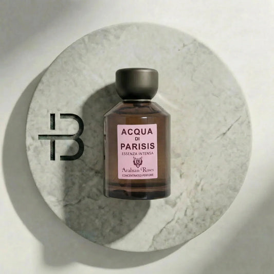 Luxusparfum Acqua di Parisis Flakon auf rundem Marmortablett, edle Duft-Essenz, Unisex-Parfum