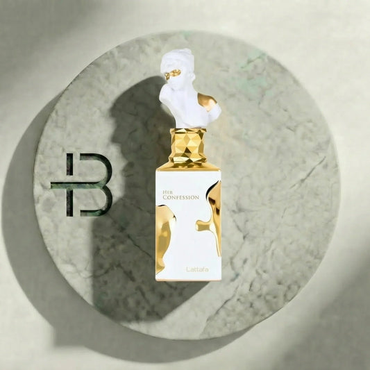 Luxusparfum Her Confession von Lattafa mit gold-weißer Flasche und Büsten-Deckel auf Marmorplatte