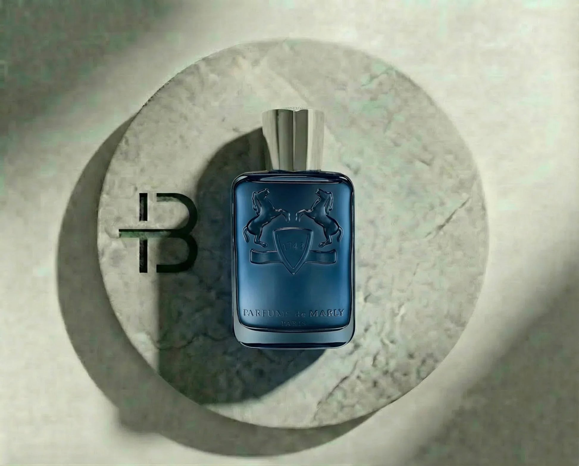 Luxusparfum in blauer Flasche auf rundem Marmor, modernes Herrenparfum Produktfoto