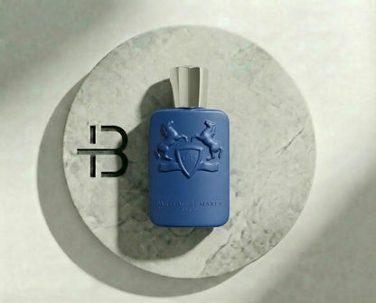 Luxusparfum in blauer Flasche mit silbernem Verschluss auf rundem Marmortablett, eleganter Hintergrund