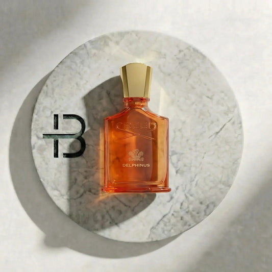 Luxusparfum Flakon mit goldener Kappe auf Marmorteller, edles Duftprodukt.