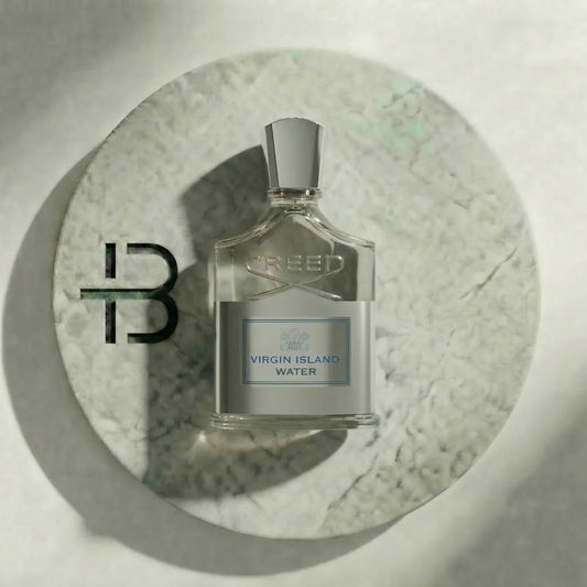 Luxusparfum Flakon Creed Virgin Island Water auf hellem Marmorteller, Duft für Damen und Herren
