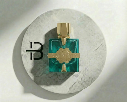 Edles Luxusparfum in grüner Flasche mit goldener Kappe auf Marmor-Hintergrund