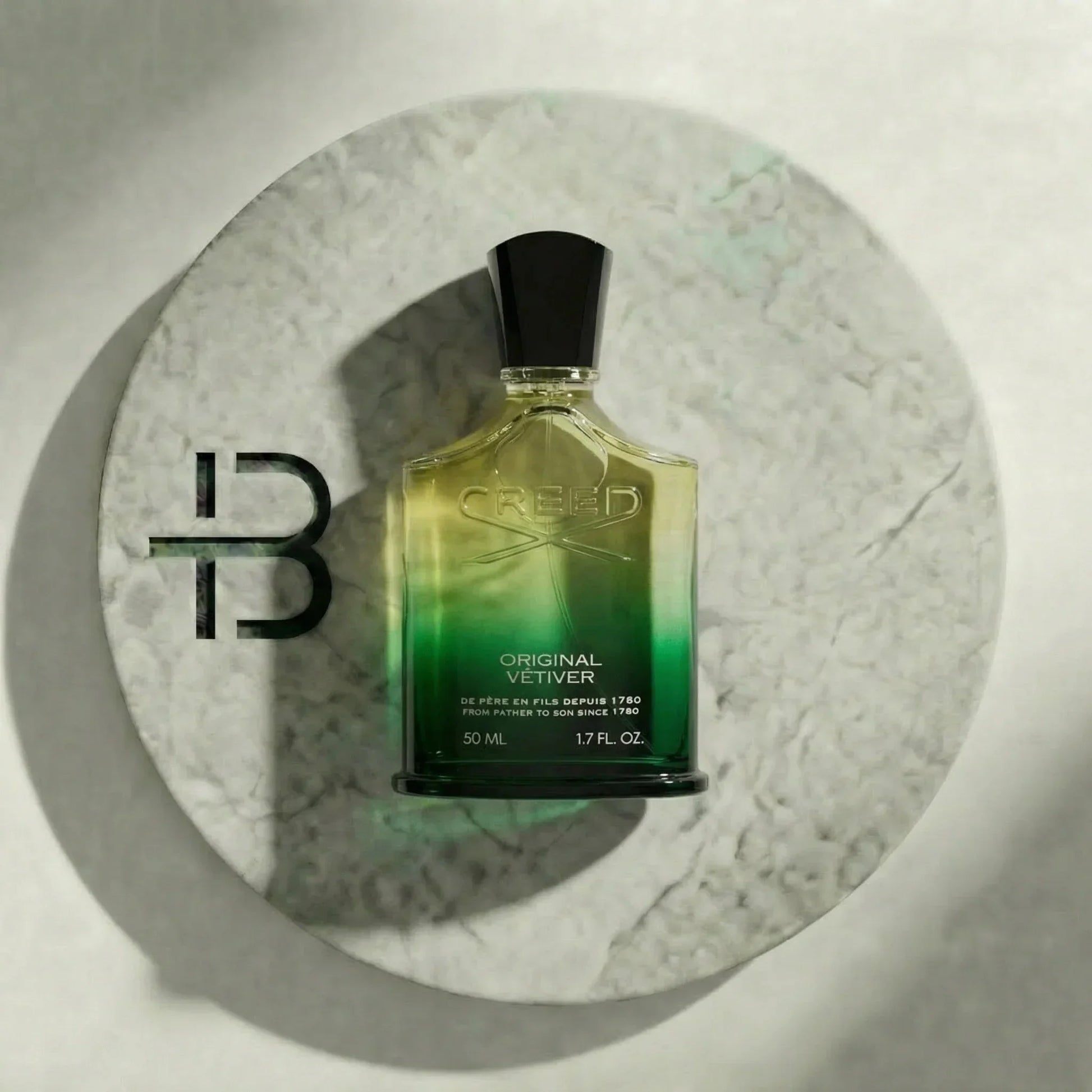 Luxusparfum Flakon Creed Original Vetiver 50 ml auf Marmorplatte, elegantes Design