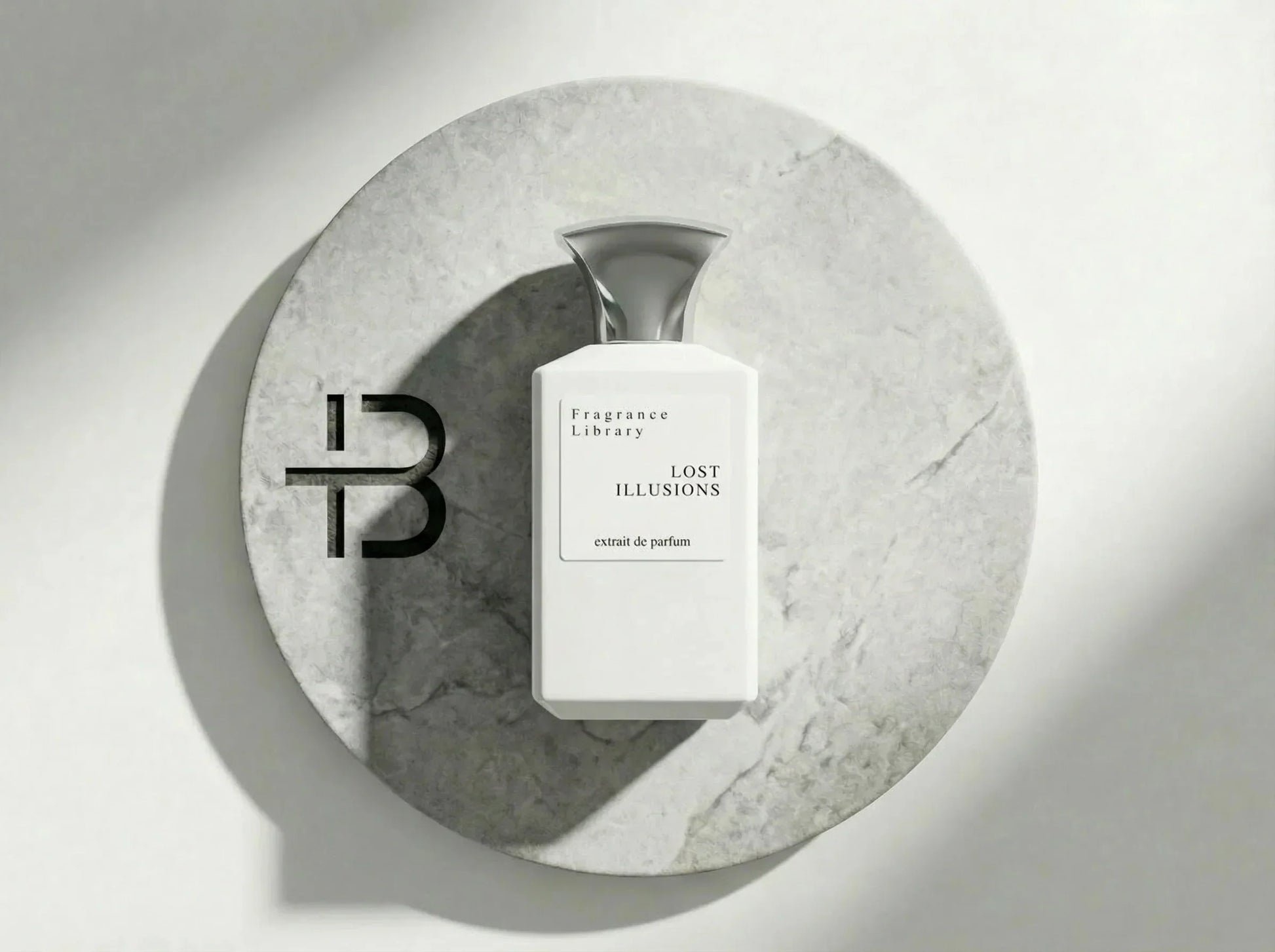 Weißer Luxusparfum-Flakon Lost Illusions auf rundem Marmortablett, elegantes Design.