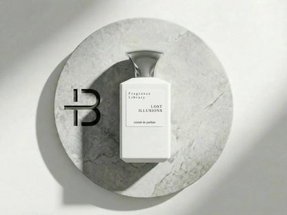 Weißer Luxusparfum-Flakon Lost Illusions auf rundem Marmortablett, elegantes Design.