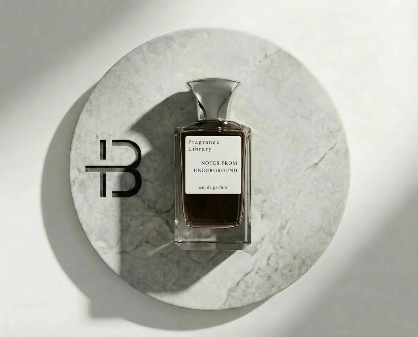 Luxusparfum-Flakon auf rundem Marmortablett, edles Eau de Parfum, minimalistische Präsentation