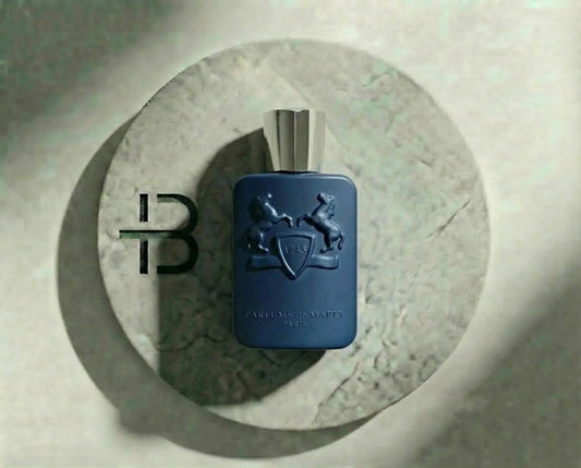 Luxuriöses Herrenparfum in blauer Flasche mit Prägung, auf Marmorplatte inszeniert