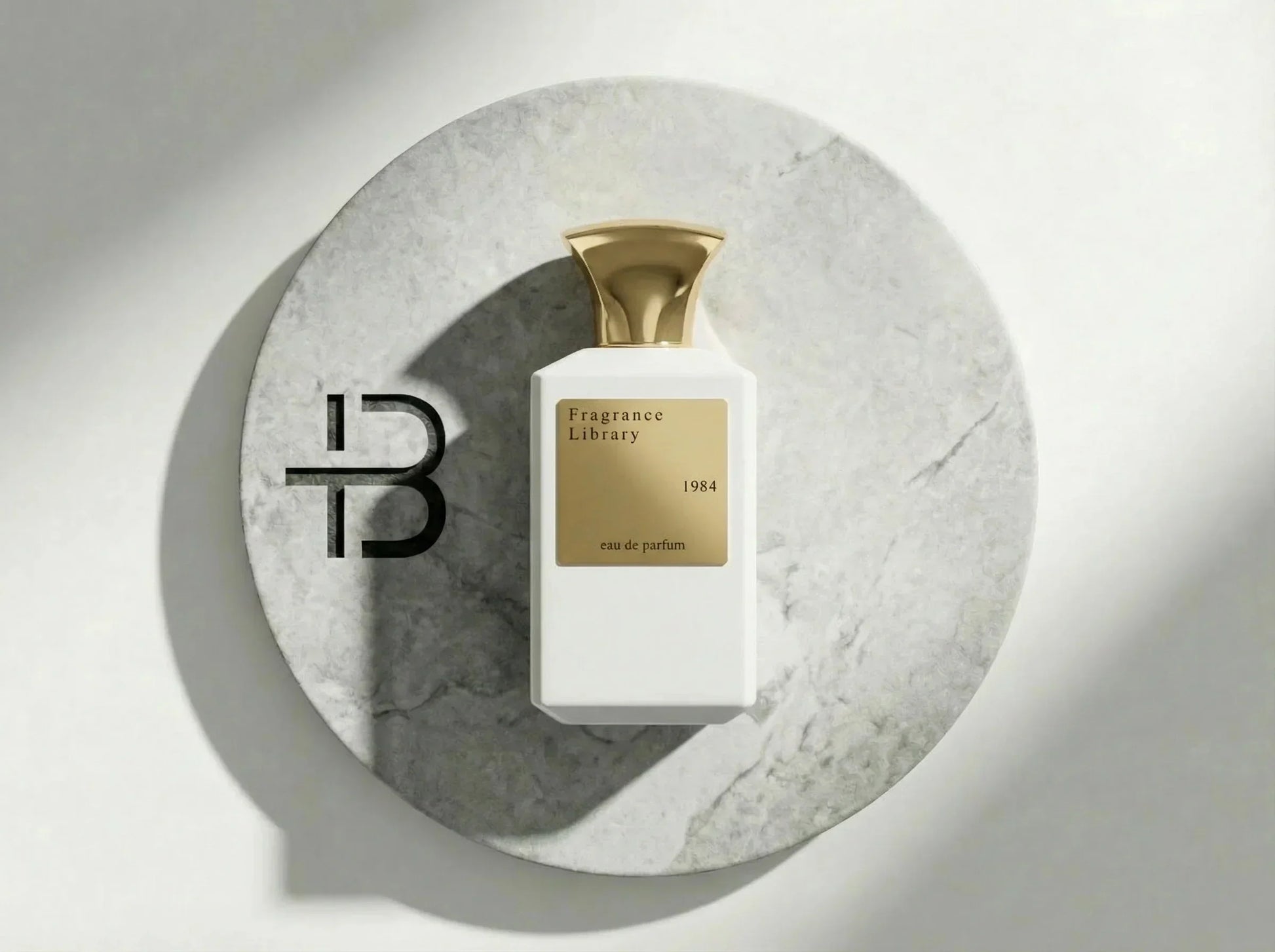 Luxus Parfumflakon Fragrance Library 1984 mit goldener Kappe auf Marmorplatte