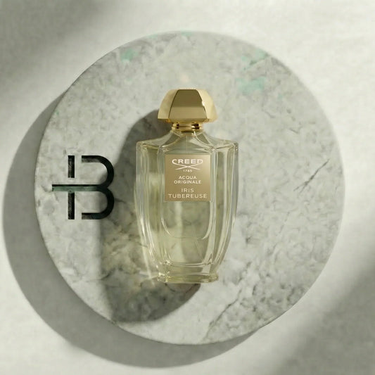 Luxusparfum Flakon mit goldener Kappe auf rundem Marmorteller, elegante Präsentation