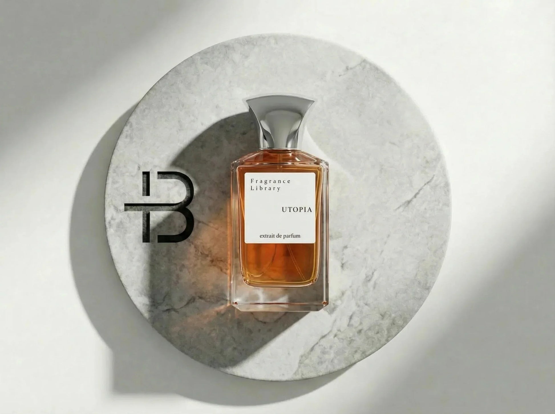 Luxusparfum Flakon Utopia auf rundem Marmorbrett, elegantes Extrait de Parfum