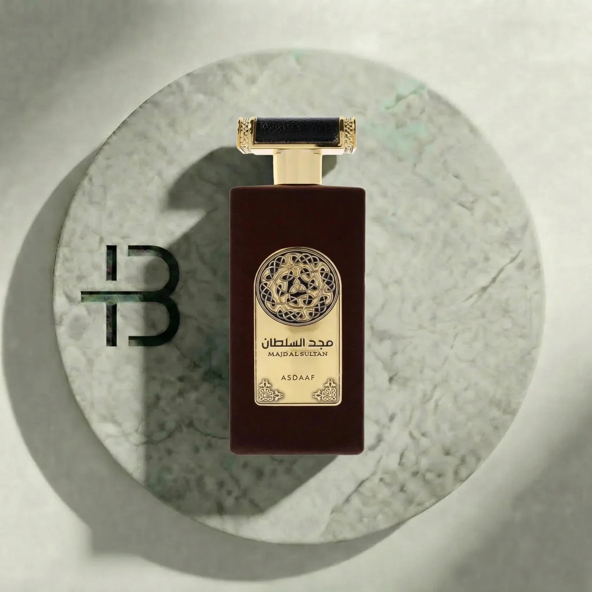 Edles Parfumflakon Majd Al Sultan Asdaaf auf marmorierter Platte, luxuriöses Design