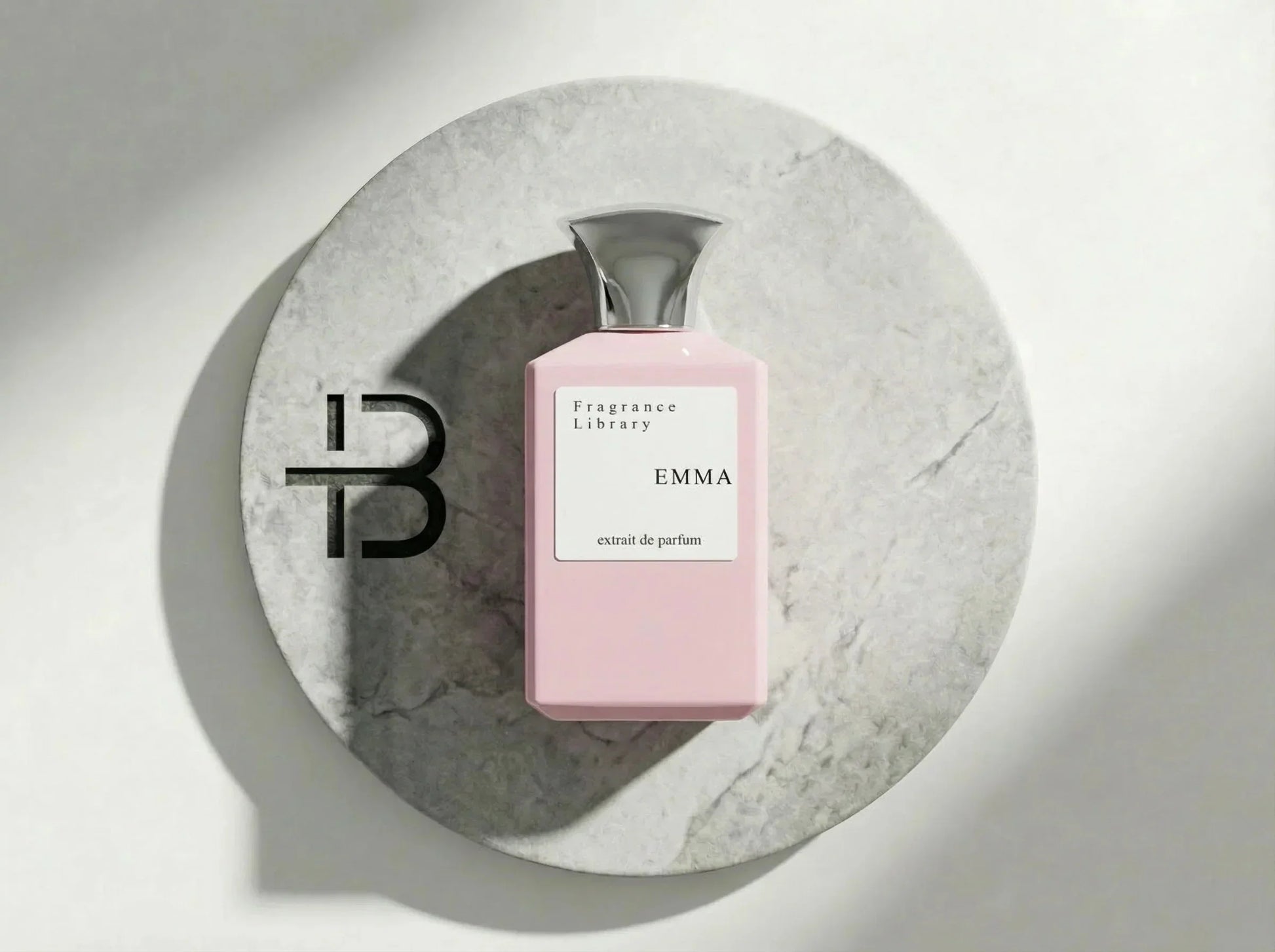 Luxus Damenparfum Flasche in Rosa mit silbernem Verschluss auf Marmorplatte, exklusive Duftnote